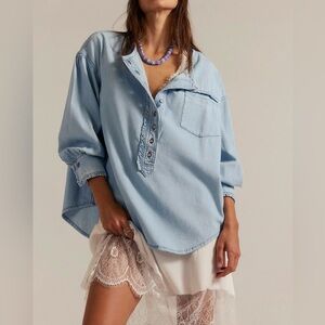 We The Free Denim Dreaming Henley Tunic Top Light Wash Size L NWT ☀️🍂🥶🌼